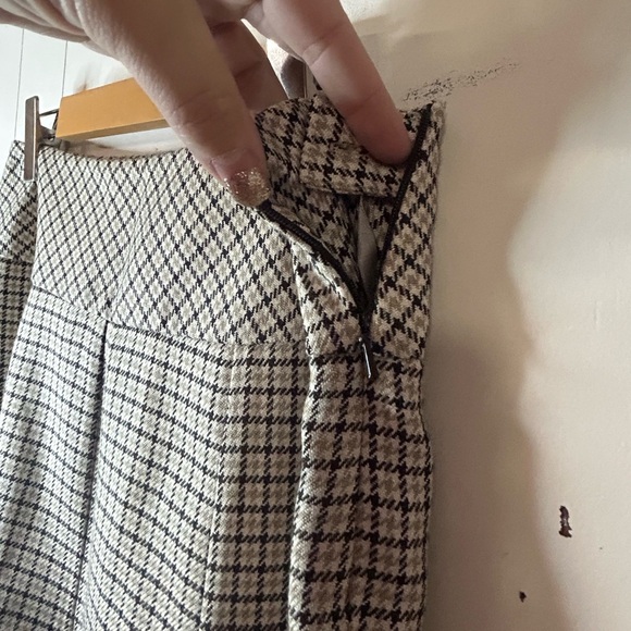 Mexx, size 8, tan/cream/brown plaid wool flared skirt, pleated, size zipper - Picture 3 of 10